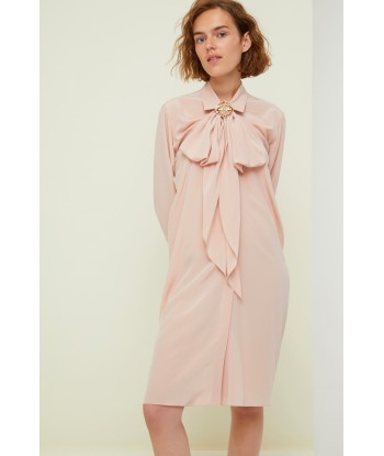 Robe chemise courte en soie à col lavallière offre 