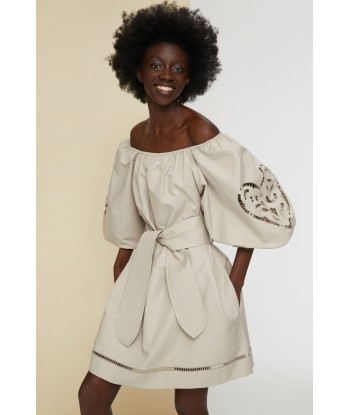 Robe en coton et lin à broderie ajourée suggérées chez